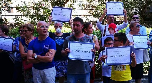 Manifesti funebri per il fiume Sarno protesta e appello: «Aiutateci»