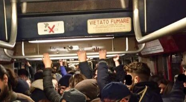 Napoli, martedì da incubo in Circumvesuviana: ritardi e treni stracolmi