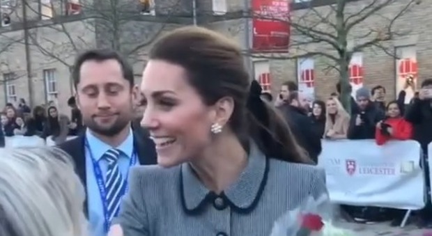 Kate Middleton saluta una fan e parla in italiano