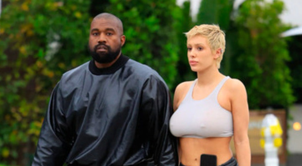 Kanye West, Bianca Censori con la tutina attillata low cost: «Finalmente si è messa qualcosa addosso»