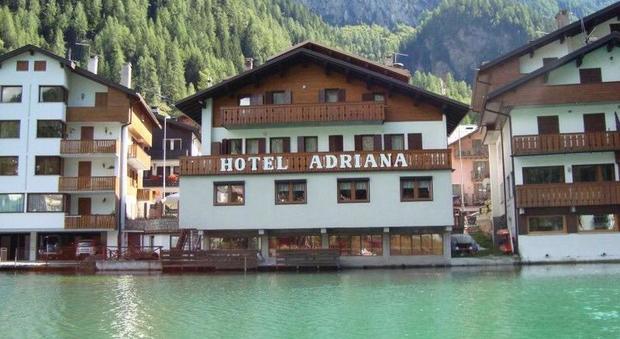 L'hotel Adriana sulle sponde del lago di Alleghe