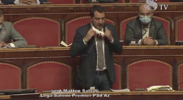 Salvini si toglie la mascherina al Senato e lascia l'aula: «Mentre noi lavoriamo il premier Conte è in tv, mettetevela voi»
