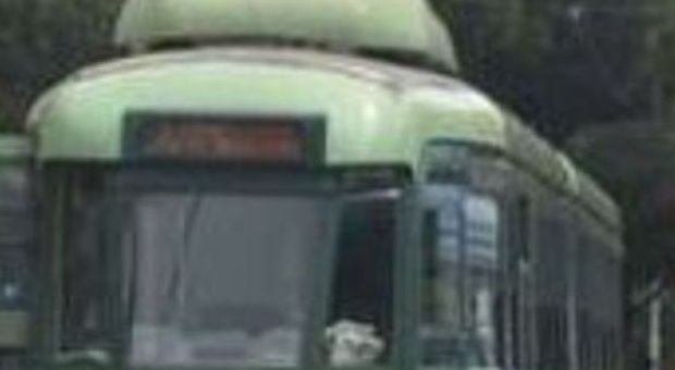 Roma, ferisce un uomo con un vetro per rapina e minaccia passeggeri sul tram