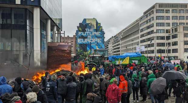 Agricoltori, blitz con mille trattori a Bruxelles Assedio e fiamme, la Ue apre a nuove regole