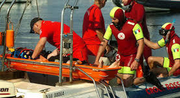 Cade in acqua e si spacca una gamba: salvato dai pompieri in esercitazione