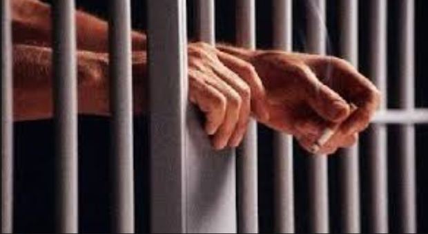 Detenuti fumano, agente si ammala Il Tar: no impianti in cella, rischio fuga