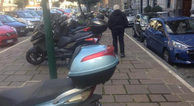 Napoli, in pieno centro le moto parcheggiate sui marciapiedi