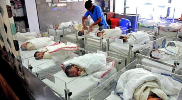 Cina, boom di parti cesarei per mandare i figli a scuola prima. "Molti sono prematuri"