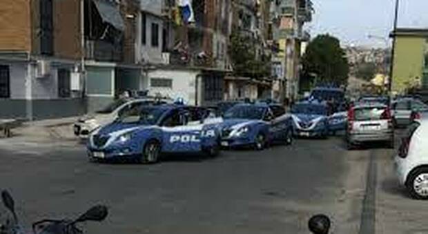 Napoli: droga nel «basso» videosorvegliato, coppia di spacciatori in manette