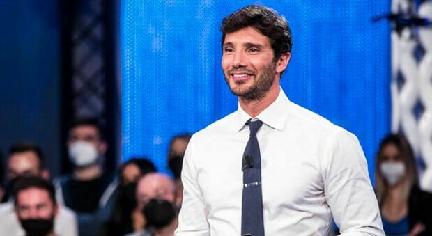 Stefano De Martino: «Per sedurre una donna la butto sul ridere. I disastri peggiori che ho fatto? Ho detto tante bugie»