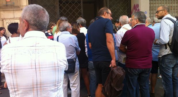 Napoli, fila e disagi all'ufficio tributi dopo la chiusura per Ferragosto