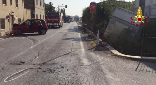 Osimo, camion si schianta contro auto e finisce nel giardino: paura per un bimbo