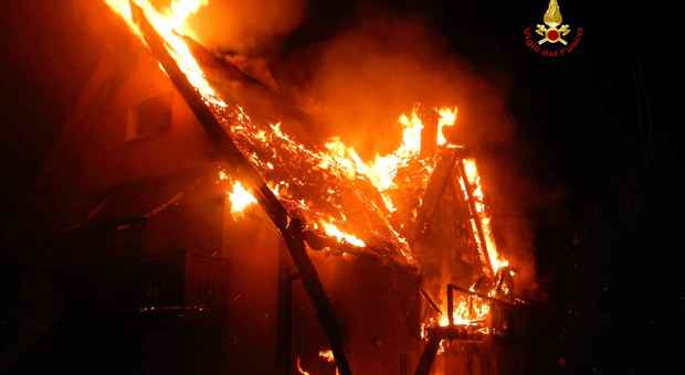 Rogo al villaggio Sant'Anna: 4 appartamenti distrutti dalle fiamme