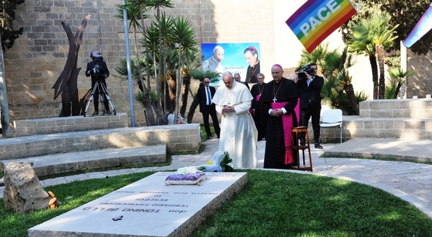 La visita di papa Francesco, il 20 aprile di un anno fa, alla tomba di don Tonino Bello. Ad accompagnarlo, il vescovo di Ugento-Santa Maria di Leuca monsignor Vito Angiuli