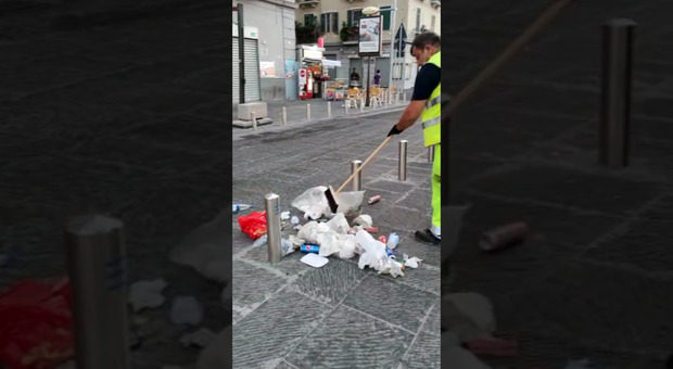 Babygang a piazza Garibaldi, lancio di bottiglie contro commercianti e operatori ecologici: «Nessuno ci aiuta»