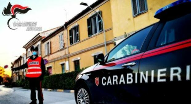 Gira con la patente straniera falsa: pregiudicato smascherato dai carabinieri