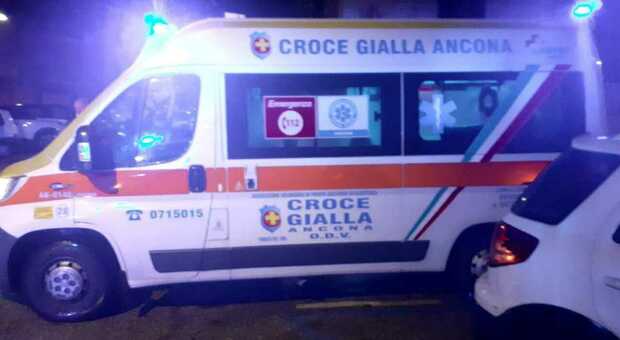 Ancona, incidente serale sulla Flaminia: tre macchine coinvolte e quattro feriti. Il 118 interviene per due malori