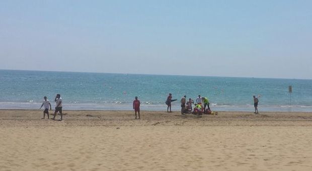 I soccorsi alla donna morta in spiaggia a Bibione