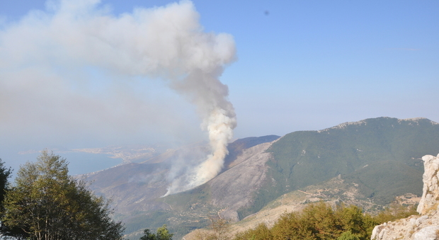Incendio a Formia visto dal Monte Redentore