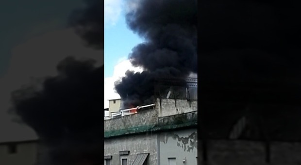 Esplosione in casa all'Arenaccia, fumo e paura per i residenti