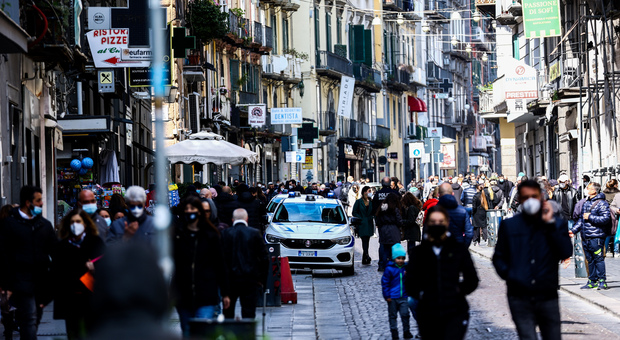 Napoli zona rossa, luci accese nei negozi: «Il futuro non si chiude, anche le imprese muoiono»