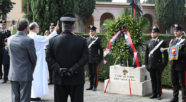 I carabinieri in servizio e in congedo depongono corona al monumento dei commilitoni caduti