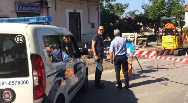 Tragedia sfiorata a Pompei: scoppiano le tubature dell'acqua, due maxi voragini in strada