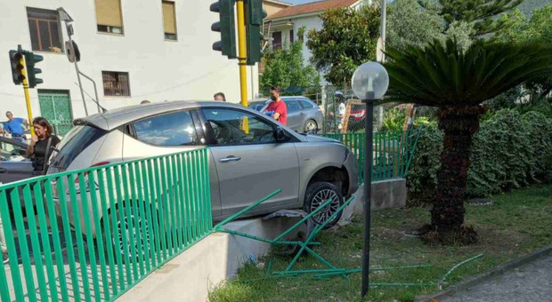 Incidente a Nocera Superiore: auto sfonda recinzione, tre feriti