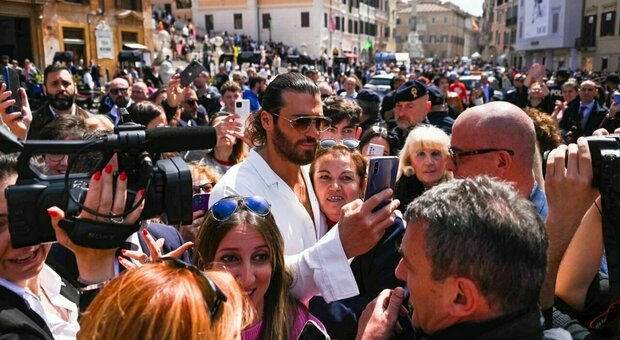 Can Yaman a Roma, fan in delirio: show a piazza di Spagna