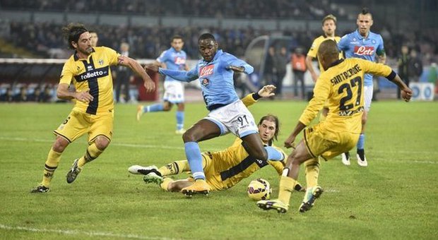 Napoli, due gol al Parma per superare la crisi e pensare alla Supercoppa con la Juventus