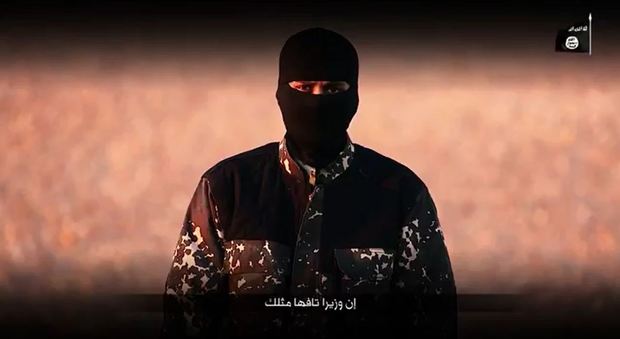 Isis, boia che imita Jihadi John uccide cinque presunte spie britanniche