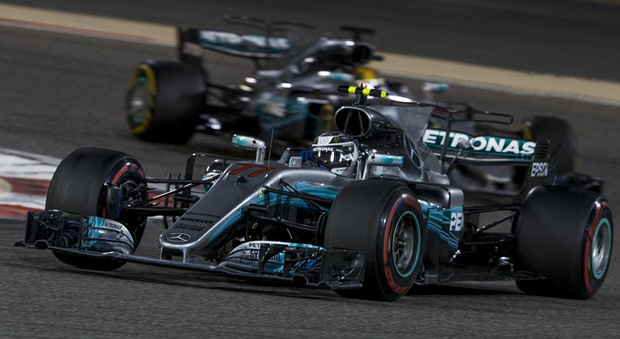 La Mercedes di Valtteri Bottas è stato il più veloce nella seconda giornata di test in Bahrain