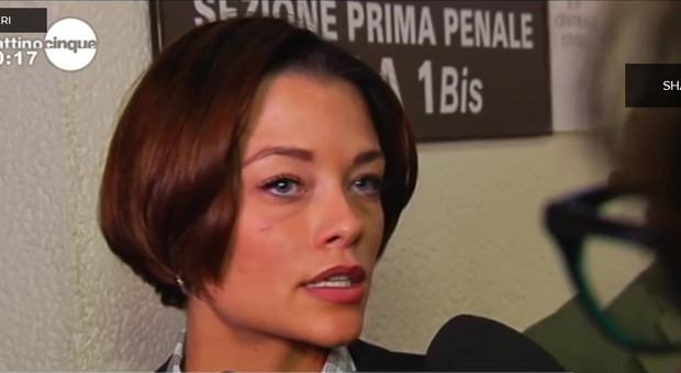 "Corona è stato incastrato, voleva cambiare vita" Silvia Provvedi: "Bomba sotto casa"