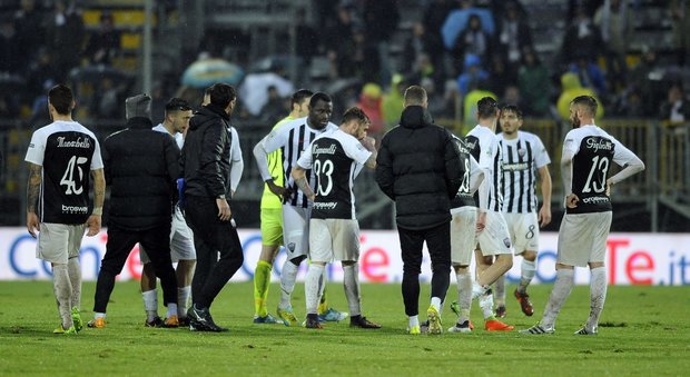 Ascoli, due calciatori aggrediti al rientro a casa da Venezia
