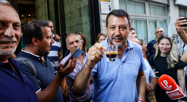 Salvini a Napoli: «Confermeremo il patto ma sì all'autonomia differenziata»