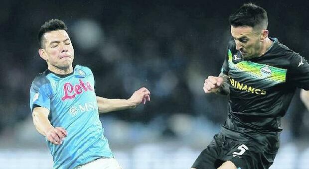 Hirving Lozano in azione con la Lazio