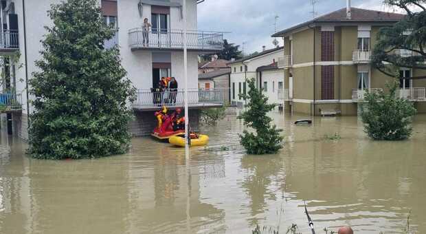 Torna l'incubo alluvioni, due morti in Romagna, migliaia di sfollati: «Ora c'è il rischio frane»