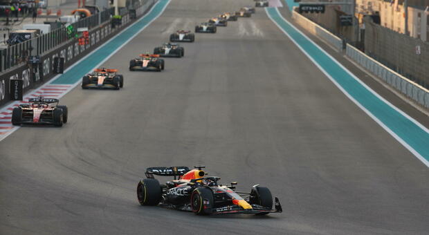 GP Abu Dhabi, le pagelle: Verstappen affamato e inarrivabile. Leclerc lotta, ma la Mercedes resta seconda: brilla Tsunoda