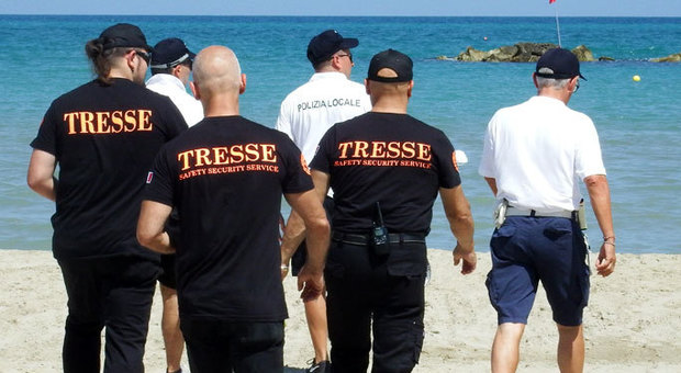 San Benedetto, commercio abusivo Blitz in riva al mare, 4 sequestri