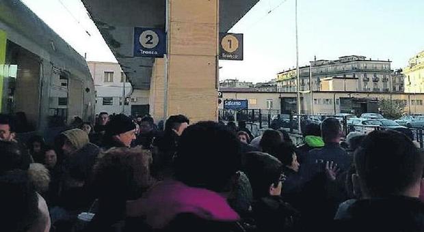L'odissea dei pendolari sui binari: «Napoli-Salerno, la roulette corse»