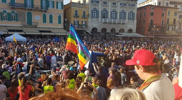 Congresso delle famiglie, flash mob dei militanti LGBT. Il presidente Istat non andrà