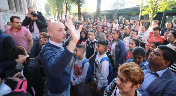 Topi a scuola, genitori furiosi: «I nostri figli non entrano». La protesta fuori dai cancelli