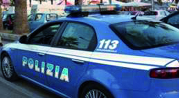 Ancona, ubriaco al volante si addormenta in auto al centro di un incrocio: svegliato dalla polizia