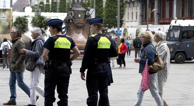 Uomo accoltella poliziotto in pieno centro a Bruxelles: «Gridava Allah Akbar»