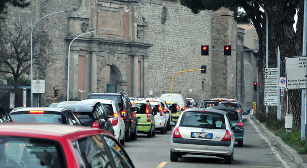 Code a viale Raniero Capocci, i commercianti di via Mazzini: "Passate da qui, meno traffico e tante cose da fare"