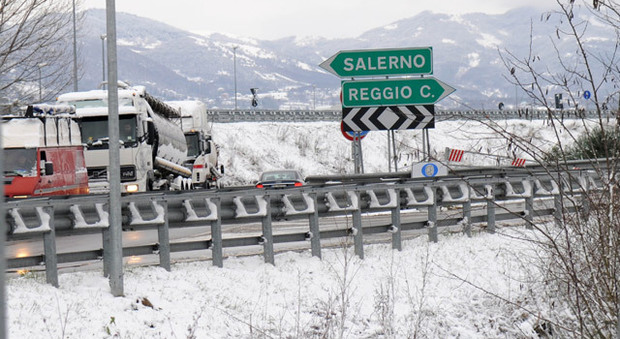 Inferno neve sulla Salerno-Reggio, Federconsumatori: risarcire cittadini bloccati
