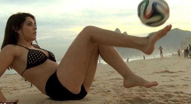 Fiorella, la modella nel pallone "Messi? Sono più brava io"