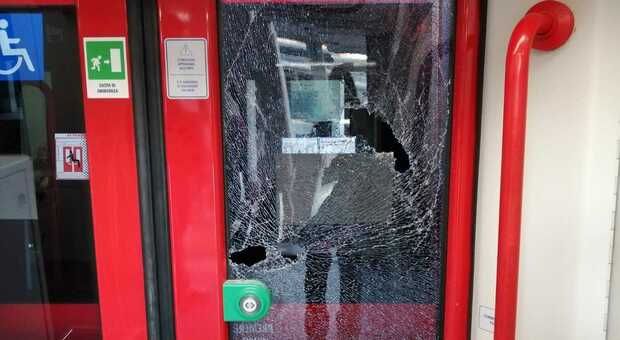 Panico in Circumvesuviana, balordo rompe tutti i vetri del treno