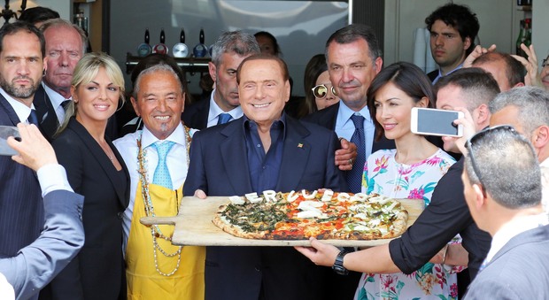 Berlusconi, pizza sul lungomare con Carfagna e Pascale Foto