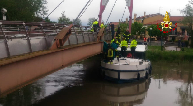 Barca contro un ponte a Jesolo, donna a bordo muore sul colpo